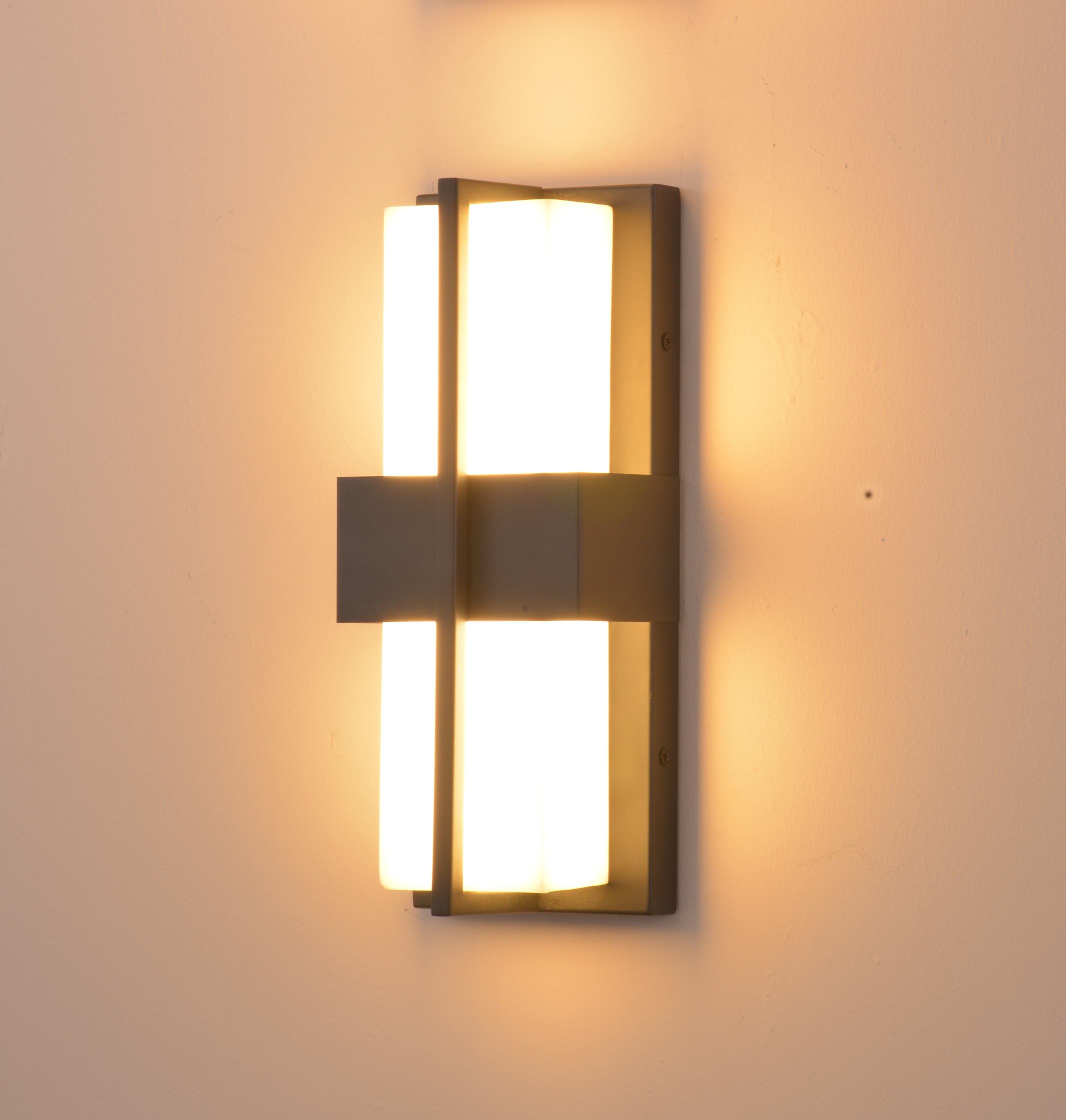 Modern geometrisk metallvägglampa
